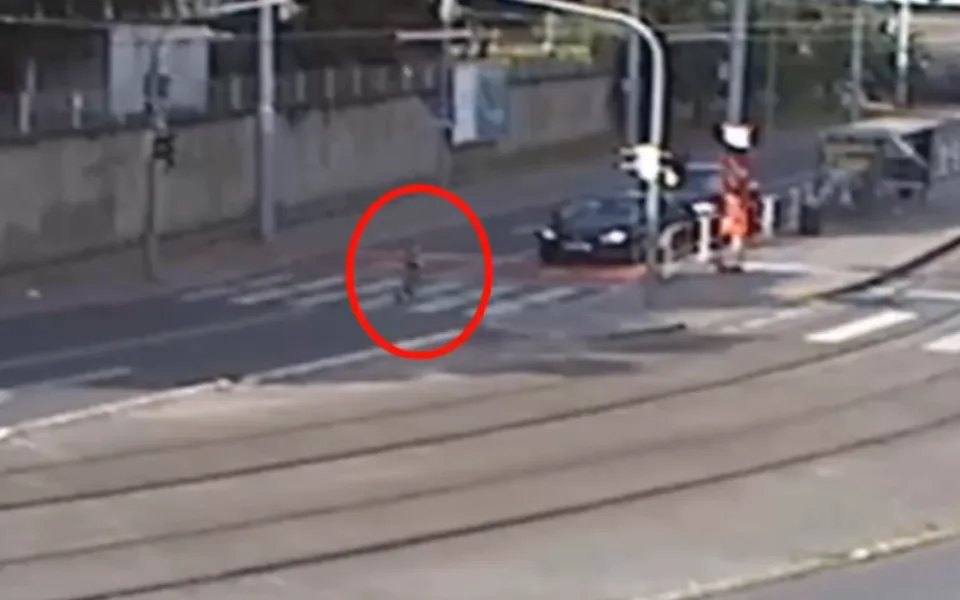 VIDEO: Osmiletý chlapec, řekl rodičům, že odchází. Zatímco ho hledala policie, procházel se Prahou
