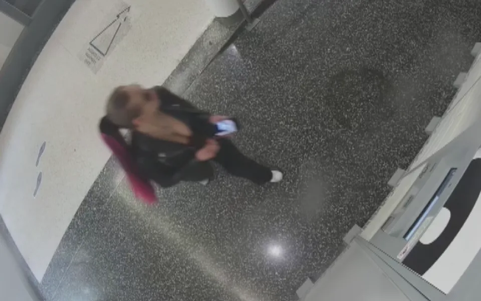 VIDEO: Podvodníci si nechali přes cizí účet poslat telefony za sto tisíc korun