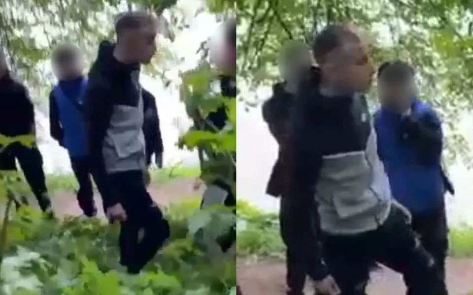 Skupina mladíků zbila nezletilého chlapce. Policie pátrá po klukovi na fotkách