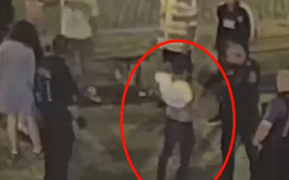 VIDEO: Opilý muž obtěžoval ženy sedící na lavičce. Když o něj nejevily zájem, ukázal jim svou zbraň