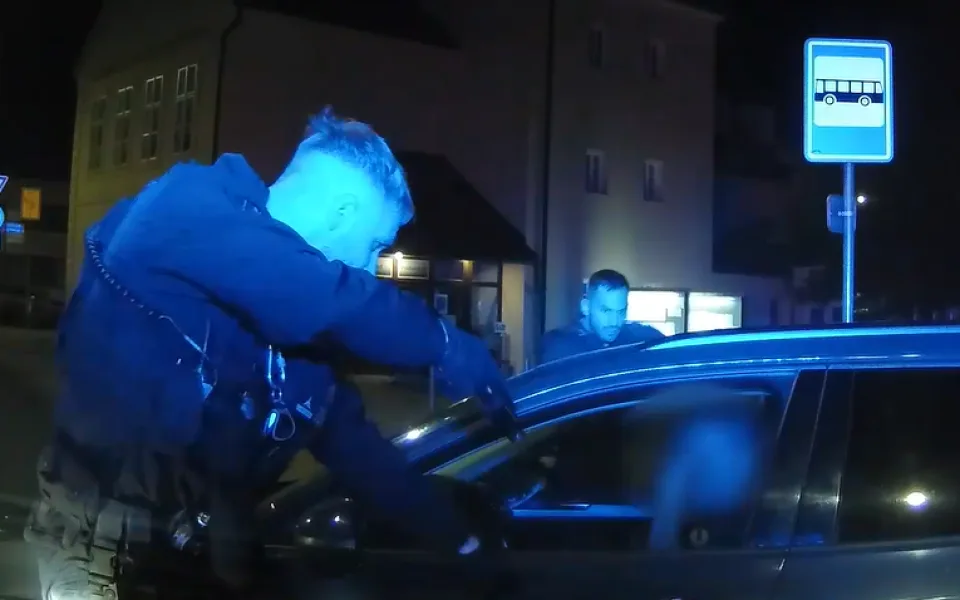 VIDEO: Převaděč ujížděl policii rychlostí 200 kilometrů v hodině. V autě vezl pět migrantů ze Sýrie