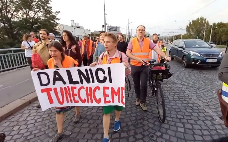 VIDEO: Aktivisté opět vstoupili do silnice. Blokují magistrálu