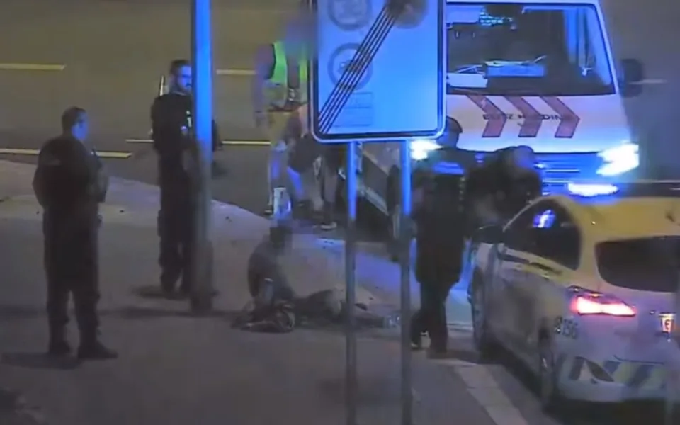 VIDEO: Opilec začal před uplakaným synem nadávat pracujícím silničářům. Skončil na záchytce