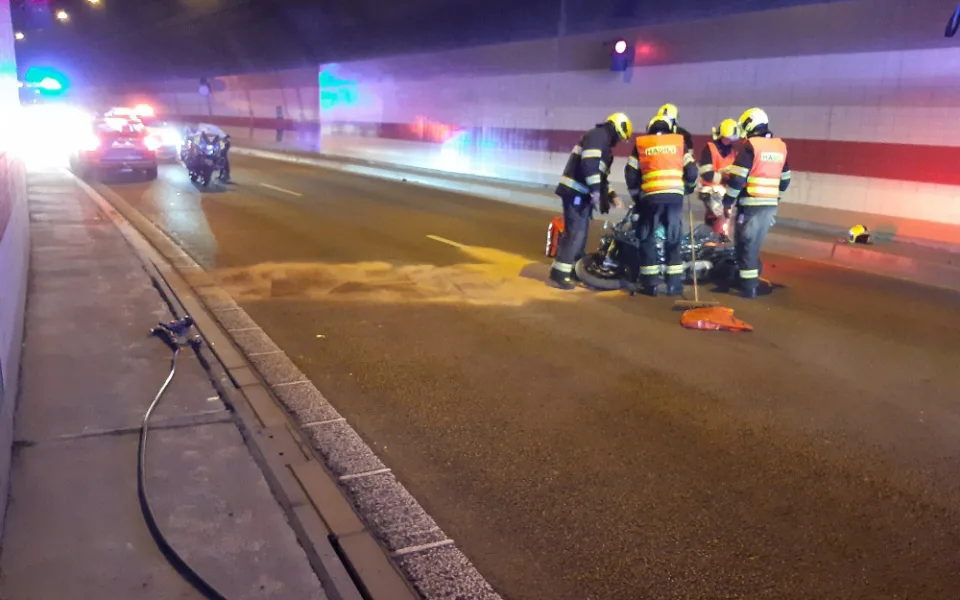 Motorkář narazil do zdi tunelu Mrázovka, na místě zemřel