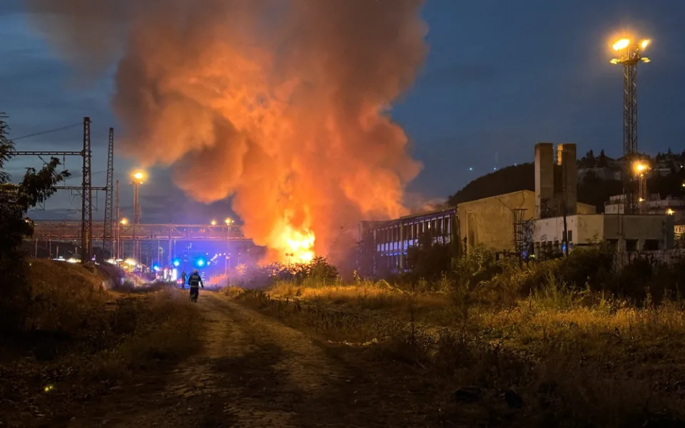 Pražští hasiči zasahují u požáru vybydlené budovy na Smíchově. Evakuovali několik bezdomovců