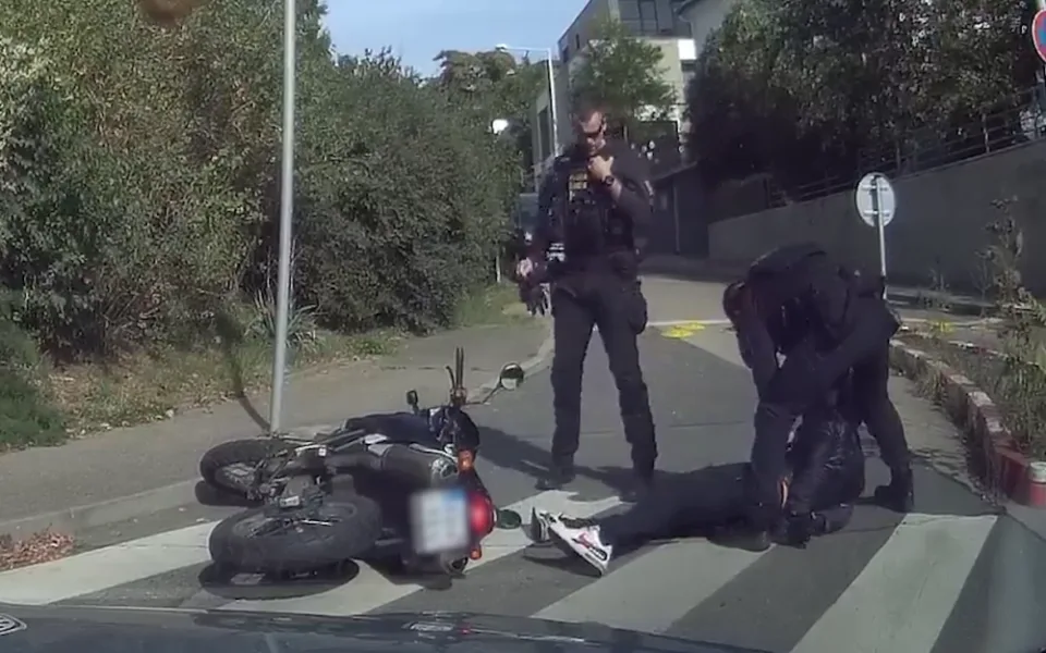Muž narazil na obrubník a motorku převrátil.