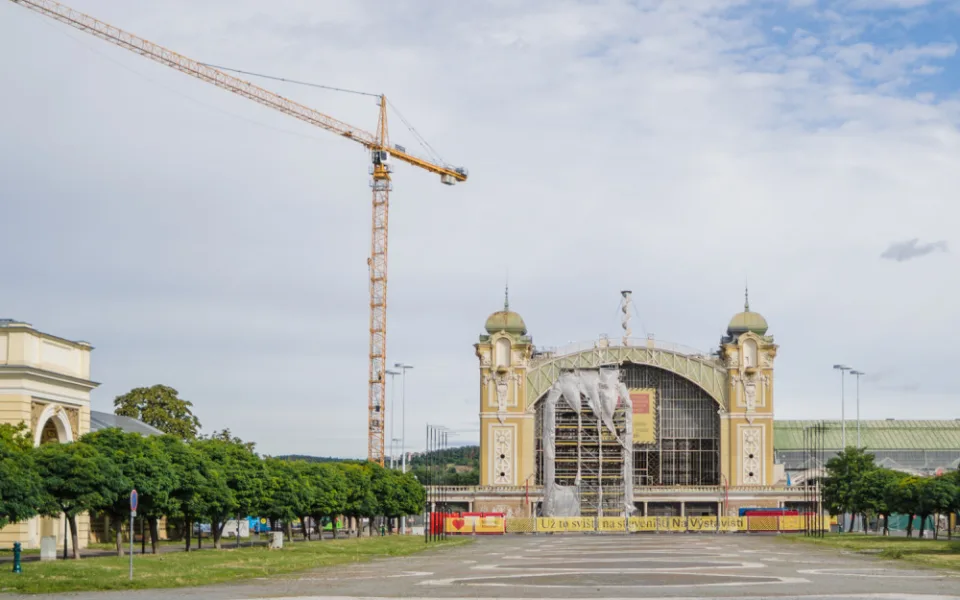 Dělníci při opravě Průmyslového paláce vztyčili první oblouky ocelové konstrukce