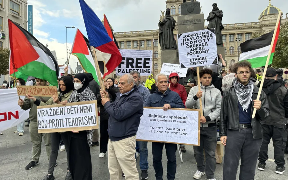 V Praze se dnes sešli lidé na podporu Palestiny i Izraele, přišla Černochová