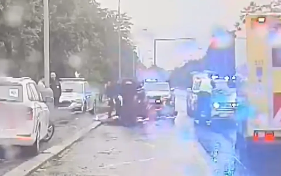 VIDEO: Muž zkolaboval na zastávce. Zachránily ho ženy, které ho začaly oživovat