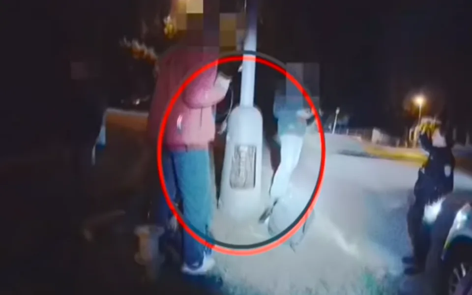 VIDEO: Vyučený elektrikář si nabíjel telefon přes pouliční lampu. Strážníky ubezpečoval, že ví, co dělá
