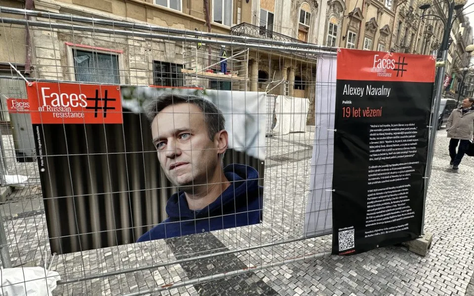 Slavný Navalnyj i seniorka, co prý napadla policisty. Výstava v centru Prahy připomíná ruské politické vězně