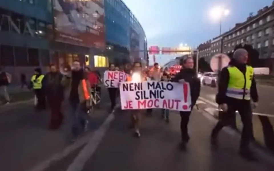 VIDEO: Aktivisté pokračují v pochodech po magistrále. Svoboda stále opakuje, že s formou protestu nesouhlasí