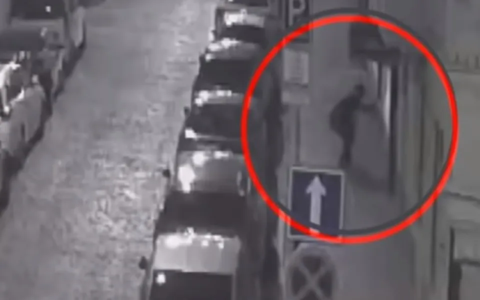 VIDEO: Muž sprejoval na dům. Strážníkům tvrdil, že má špinavé ruce, protože je malíř