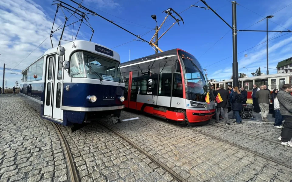 VIDEO: Dopravní podnik otevřel novou tramvajovou trať. Vede z Divoké Šárky až k Ruzyni