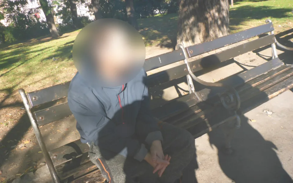 Lavičku u pražského nádraží obsadil onanista. Masturboval v přítomnosti kolemjdoucích