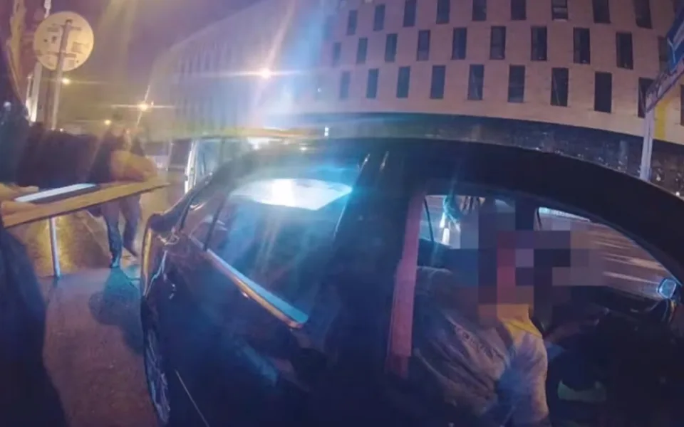 VIDEO: Strážníci zastavili falešného taxikáře. Ten si rychle vyměnil místo se spolujezdcem