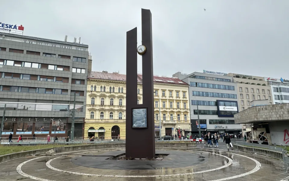 Na Florenc se vrací unikátní hodiny, původní plastiku nahradila replika