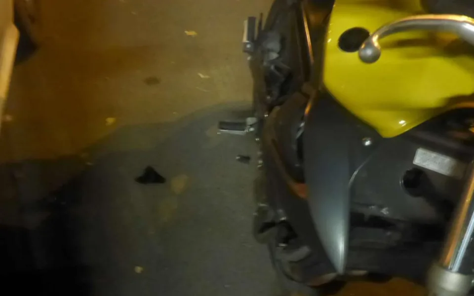 Řidič autem srazil dvě motorky a odjížděl. Dostihl ho strážník v civilu na kole a situaci začal řešit