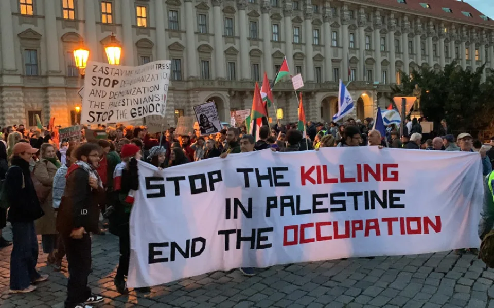 VIDEO: Propalestinští aktivisté protestují v centru Prahy. Nepodporujeme Hamás, Izrael páchá válečná zvěrstva, říkají