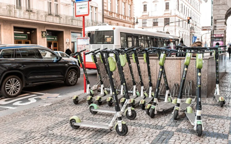 POLITICKÁ KORIDA: Má Praha přijít s koncepčním řešením provozu elektrokoloběžek? Odpovídají zastupitelé