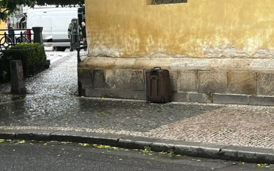 Policie kvůli kufru uzavřela okolí Španělské synagogy. Šlo o čtvrté uzavření ulice v posledních dnech
