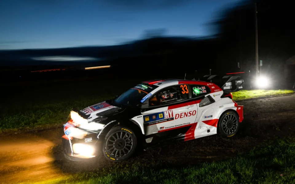 První etapu Středoevropské rally ovládl Fin Rovanperä, jednu zkoušku zrušili pořadatelé kvůli divákům.