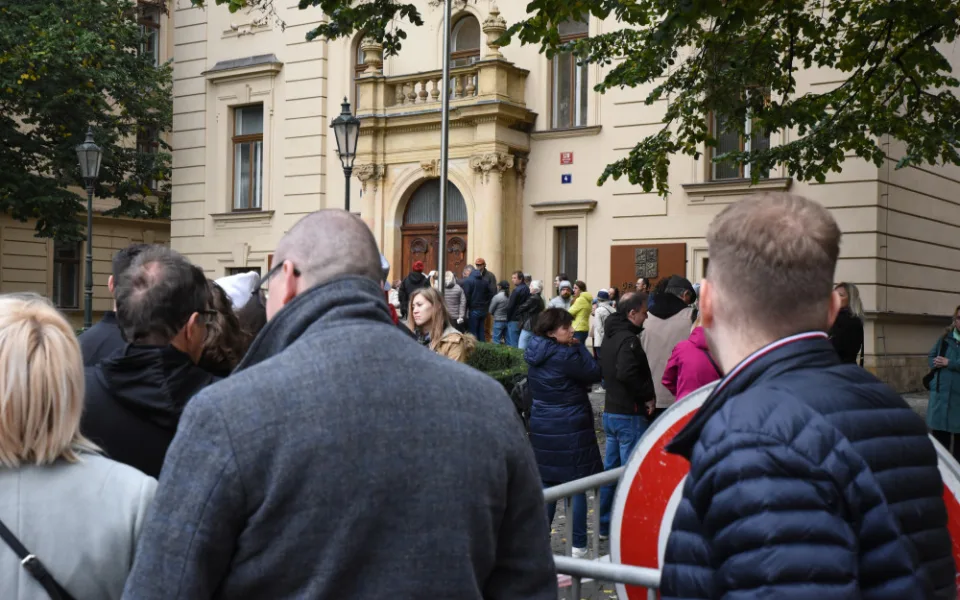 O prohlídky sídel vlády a ministerstev byl dnes velký zájem, lidé čekali v dlouhých frontách