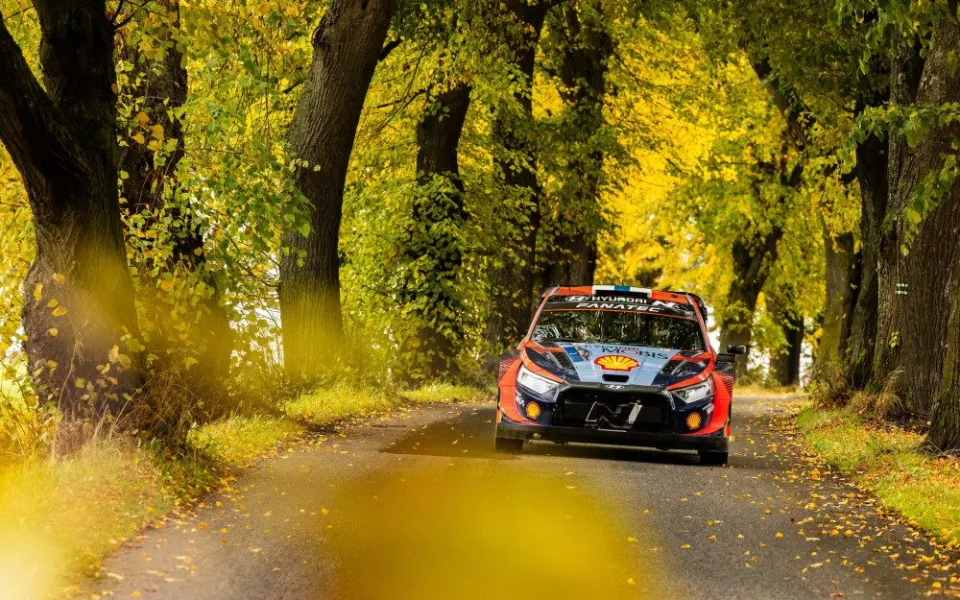 Středoevropskou rally vede Thierry Neuville.