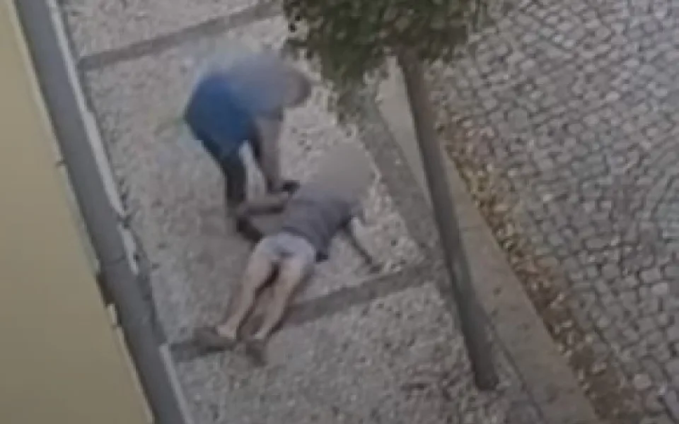 VIDEO: Muž náhle zkolaboval na ulici. Život mu zachránila kolemjdoucí žena a přivolaní policisté