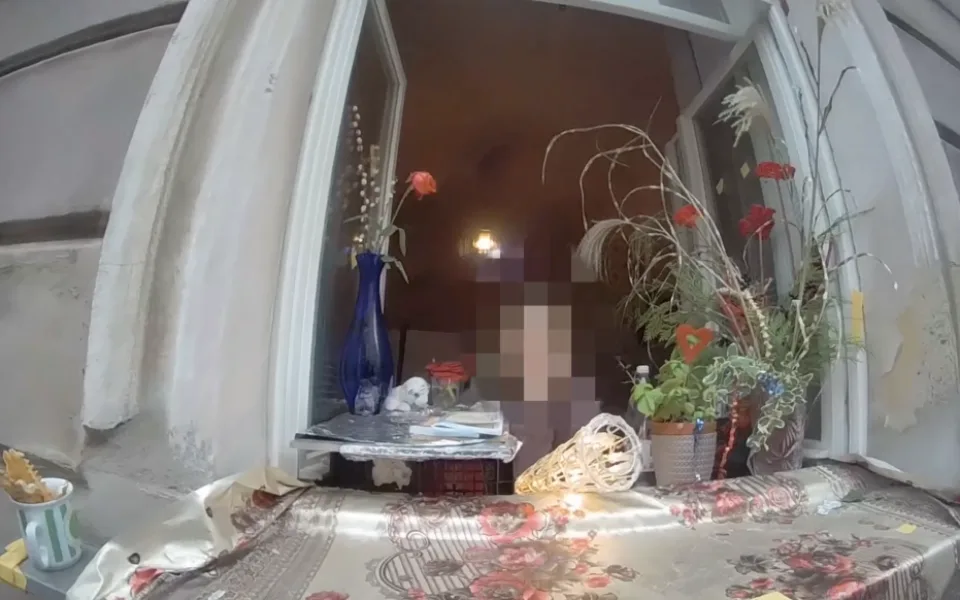 Opilá žena strážníkům začala z okna nadávat.