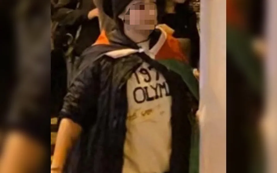 Žena měla na demonstraci v Praze triko připomínající palestinské vraždění Izraelců