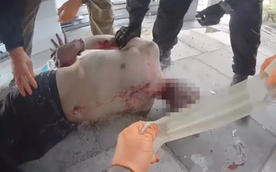 VIDEO: Polonahý muž se řezal kusem plechu do krku a rukou, u toho nesrozumitelně křičel