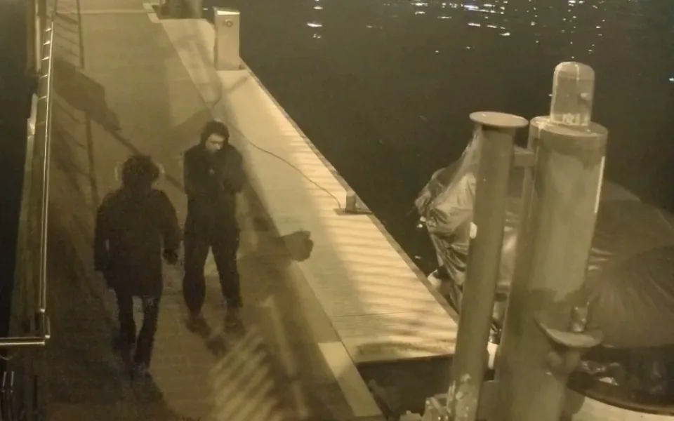 VIDEO: Dva muži chtěli potopit loď na Vltavě, navrtali do ní šestnáct děr