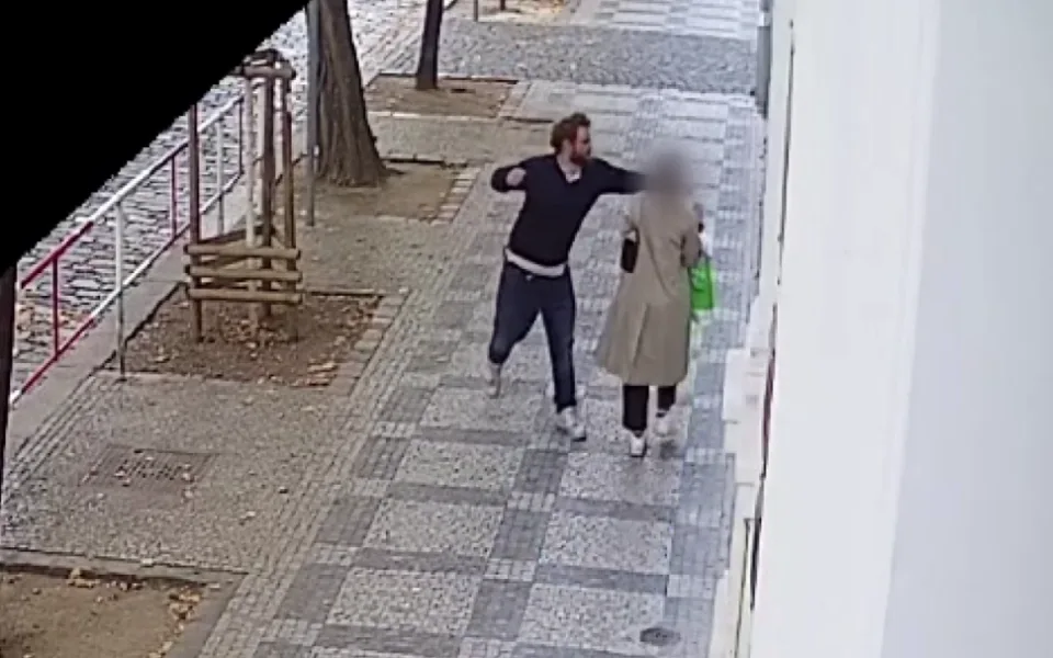 Muž zaútočil minimálně na dvě ženy.
