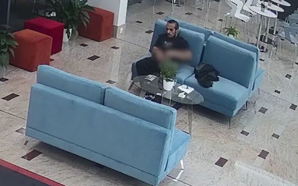 VIDEO: Muž onanoval na recepci pražského hotelu, hledá ho policie