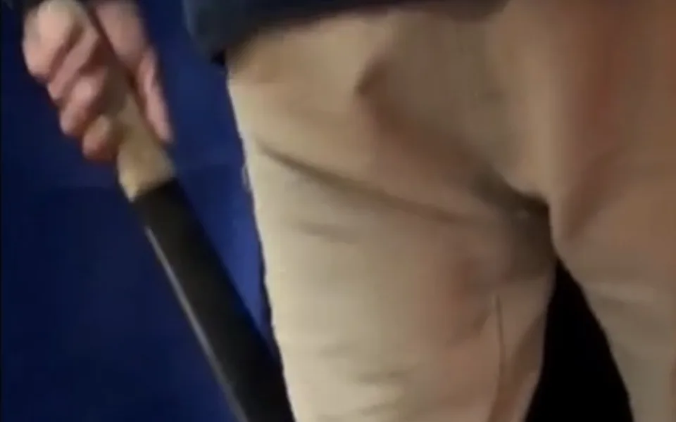 VIDEO: Muž vytáhl v autobuse mačetu. Zastrašoval s ní skupinku kluků