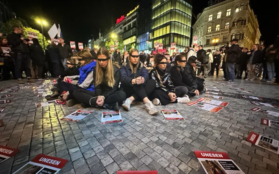 VIDEO: Izraelci žijící v Praze demonstrovali v centru města. Chtěli připomenout oběti Hamásu