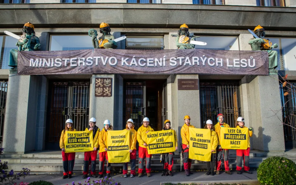 Aktivisté sochám nasadili helmy a přidali motorové pily.
