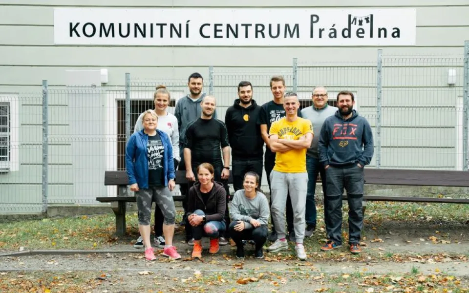 Od počítače do Prádelny: Zaměstnanci smíchovského pivovaru vyrazili pomáhat svému okolí