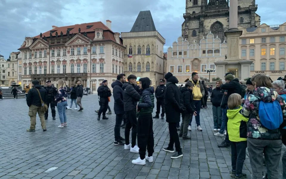 VIDEO: Centrum Prahy hlídali policisté a čekali na fanoušky AS Řím. Marně