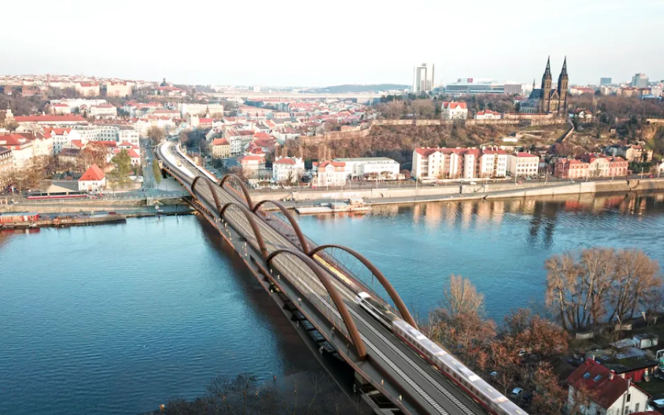 VIZUALIZACE: Tak by měl vypadat nový most na Výtoni. Třetí kolej potřebuje, říká Správa železnic