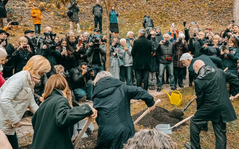 Prezidentský pár vysadil na Hradě 90. strom Olgy Havlové