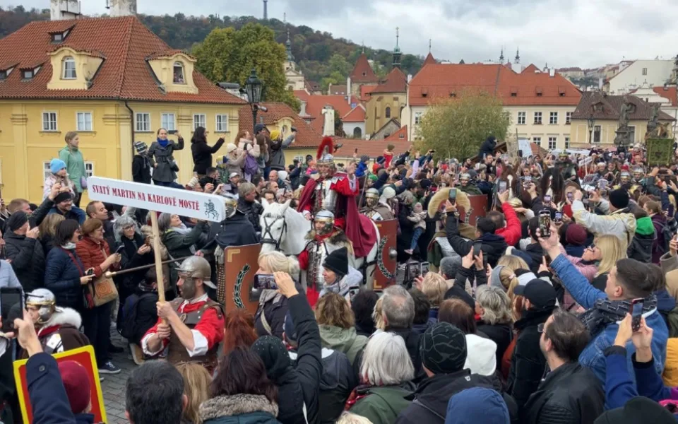 Svatý Martin přivezl přes Karlův most sněhovou nadílku