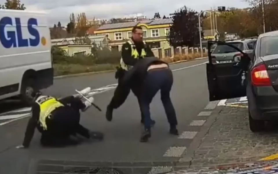 VIDEO: Jeden řidič nedal přednost druhému. Ten ho vytáhl z auta s teleskopickým obuškem v ruce