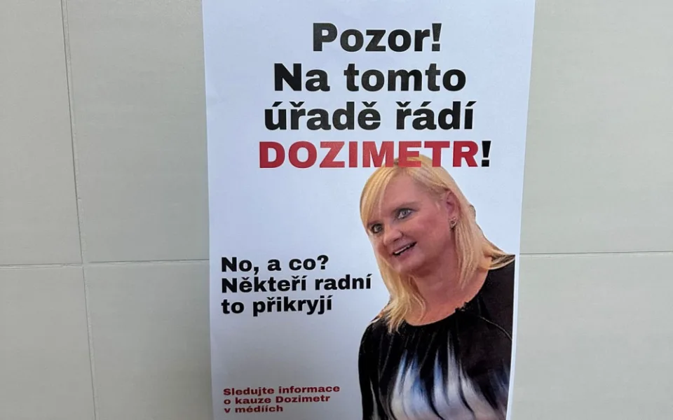 Tyto plakáty mladík rozvěšoval.