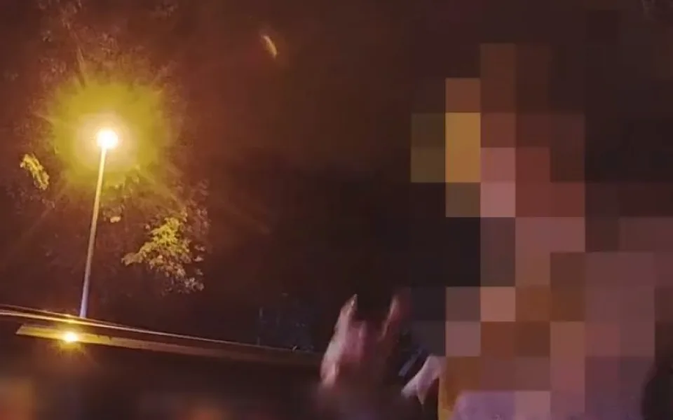 VIDEO: Dal jsem si panáčka, drmolil dvacetiletý řidič s odřeným autem. Nadýchal přes dvě promile