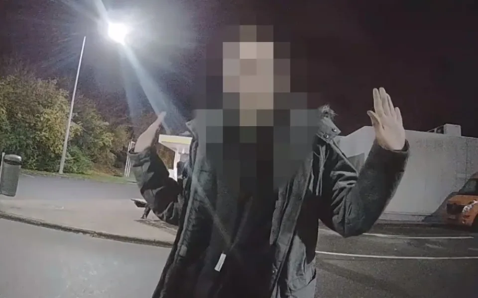 VIDEO: Mladík slavil narozeniny ničením skleněné tabule. Vysvětloval to tím, že mu jeho dívka byla nevěrná