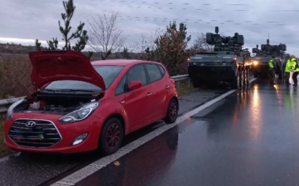 Žena v červeném autě vjela do vojenské kolony. Poškodila obrněné pandury a zranila vojáky