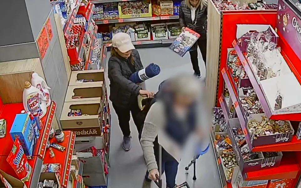 Ženy seniorku obraly o sedm tisíc.