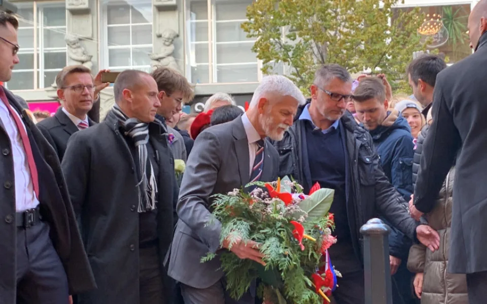VIDEO: Na Národku přišli Pavel, Babiš i muž s opicí na vodítku